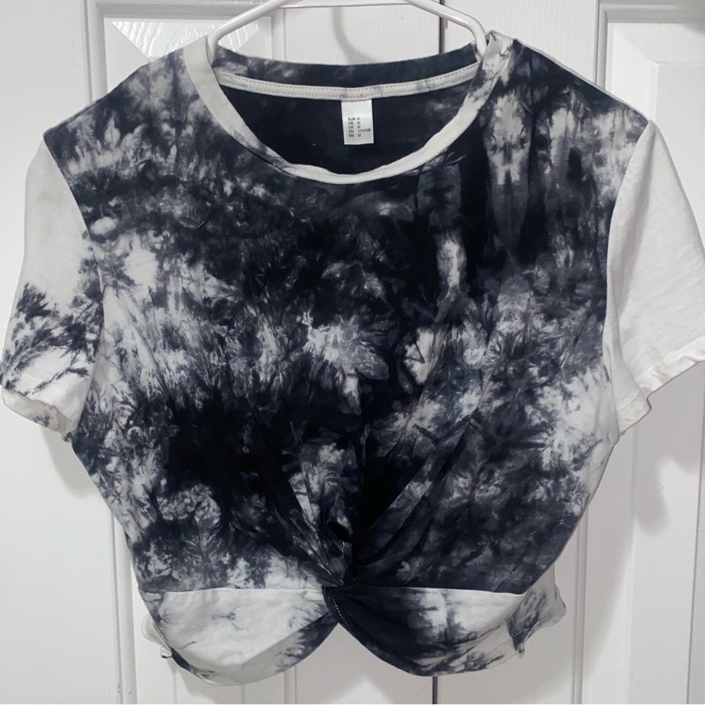 Black and white tie dye cropped tee with twist.